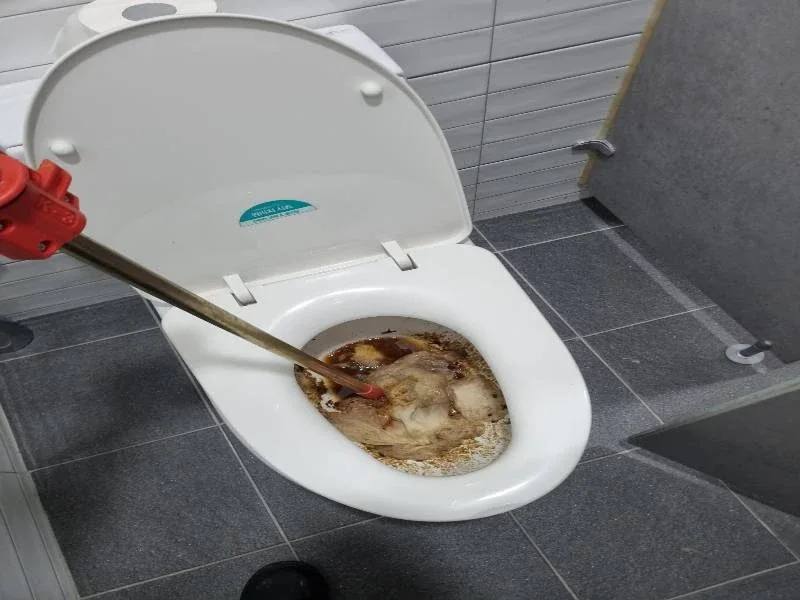 "변기에 버려도 되는 물티슈" 가 변기를 막는 이유